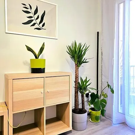 Yellow Kitchen Apartment, City Central Location *